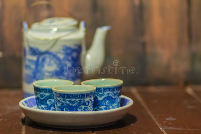 Raccolta d'annata dell'insieme di tè blu della porcellana con la teiera ed il tè immagine stock Raccolta d'annata dell'insieme di tè blu della porcellana con la teiera ed il tè immagine stock