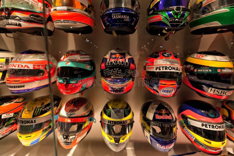 Raccolta dei caschi di altri piloti con cui Fernando Alonso fotografia stock libera da diritti Raccolta dei caschi di altri piloti con cui Fernando Alonso fotografia stock libera da diritti
