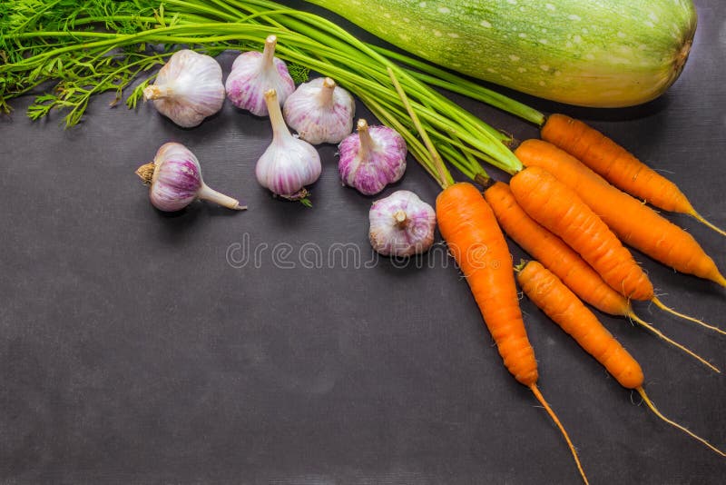 Raccolta di autunno Zucchini, carote ed aglio Alimento biologico immagine stock libera da diritti Raccolta di autunno Zucchini, carote ed aglio Alimento biologico immagine stock libera da diritti