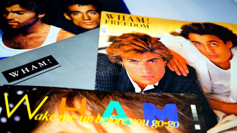 Raccolta di vinile da parte del duo inglese wham. primo gruppo della pop star george michael. fondo bianco