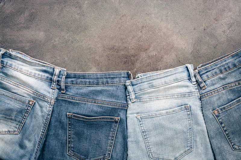 Raccolta piatta di jeans in blu di denim alla moda, bordo Vista in alto, piano piano, spazio di copia immagini stock libere da diritti Raccolta piatta di jeans in blu di denim alla moda, bordo Vista in alto, piano piano, spazio di copia immagini stock libere da diritti