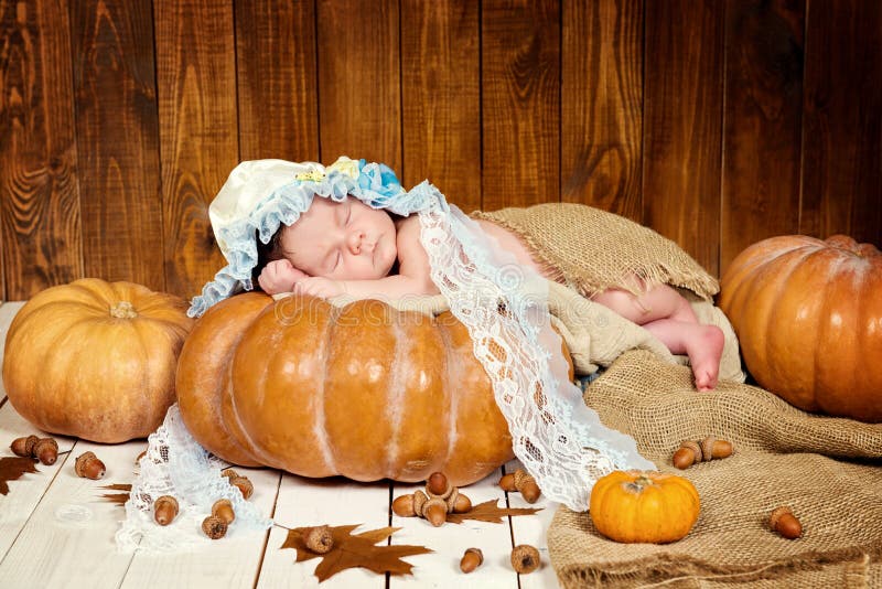 Racconto di Cenerentola Piccola bella ragazza di neonato in un cofano che dorme su una zucca fotografia stock libera da diritti Racconto di Cenerentola Piccola bella ragazza di neonato in un cofano che dorme su una zucca fotografia stock libera da diritti