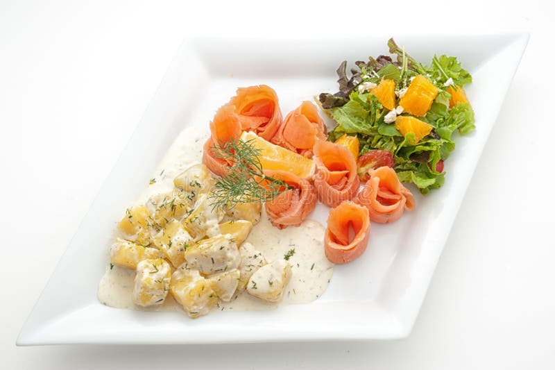 Raccordo affettato del salmone affumicato con le patate bollite immagine stock Raccordo affettato del salmone affumicato con le patate bollite immagine stock