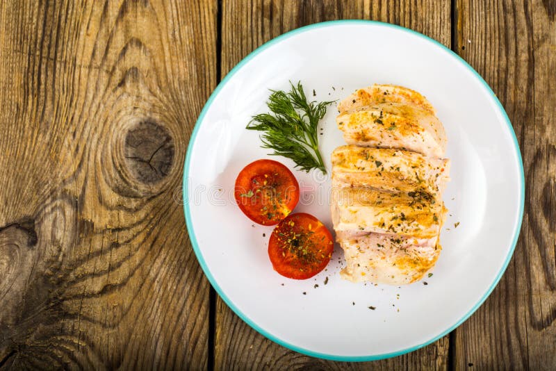 Raccordo bollito del pollo ed alimento di dieta dei pomodori, pranzo della proteina e cena ciliegia-sani immagine stock libera da diritti Raccordo bollito del pollo ed alimento di dieta dei pomodori, pranzo della proteina e cena ciliegia-sani immagine stock libera da diritti