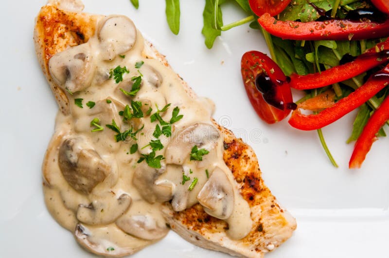 Raccordo del petto di pollo con i funghi immagini stock libere da diritti Raccordo del petto di pollo con i funghi immagini stock libere da diritti