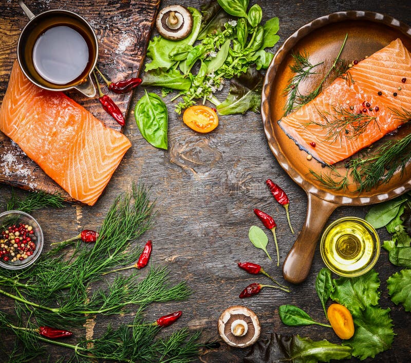 Raccordo di color salmone sul tavolo da cucina rustico con gli ingredienti freschi per la cottura saporita e la padella Fondo di immagini stock libere da diritti Raccordo di color salmone sul tavolo da cucina rustico con gli ingredienti freschi per la cottura saporita e la padella Fondo di immagini stock libere da diritti