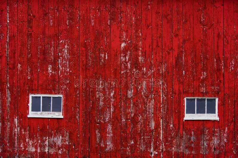 Raccordo rosso della parete del granaio con le finestre fotografia stock libera da diritti Raccordo rosso della parete del granaio con le finestre fotografia stock libera da diritti