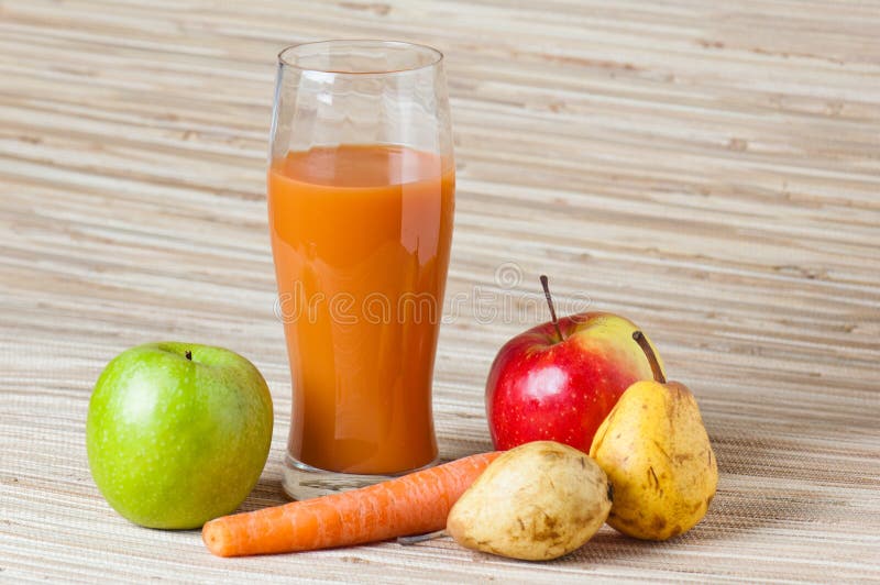 Raccords en caoutchouc, pomme et jus. Haut proche de raccords en caoutchouc, de pomme et de jus