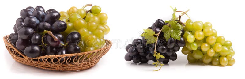 Racimo de uvas verdes y azules en una cesta de mimbre aislada sobre fondo blanco fotos de archivo