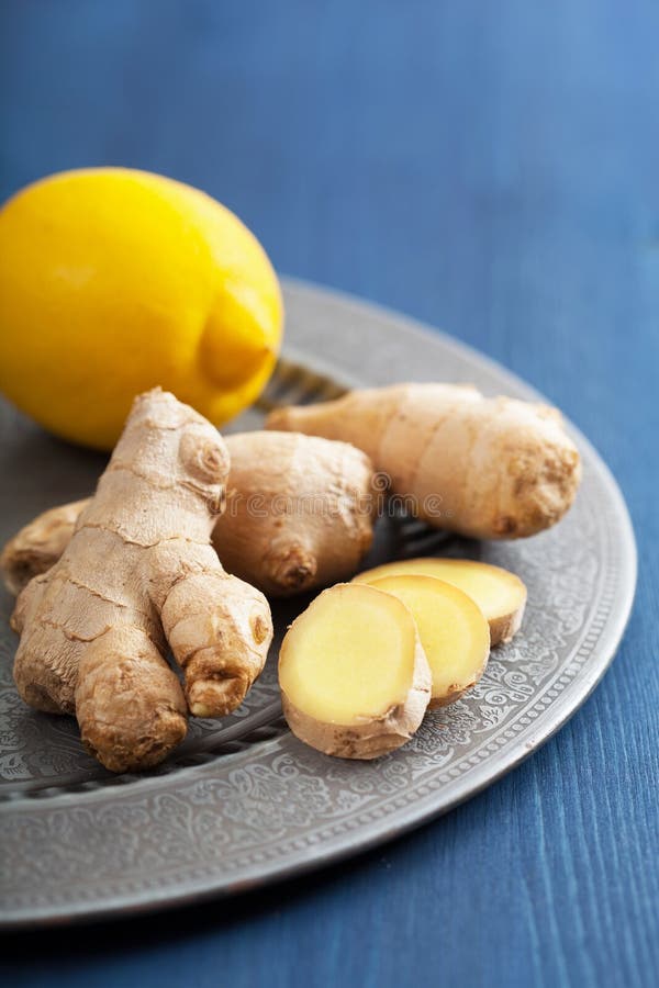 Racine et citron frais de gingembre de plat de vintage images stock