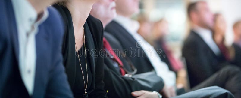 Rad av affärsfolk som sitter på seminariet royaltyfria foton Rad av affärsfolk som sitter på seminariet royaltyfria foton