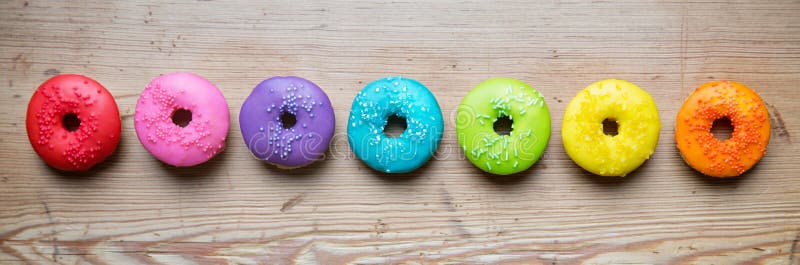 Rad av färgrika donuts arkivfoto Rad av färgrika donuts arkivfoto