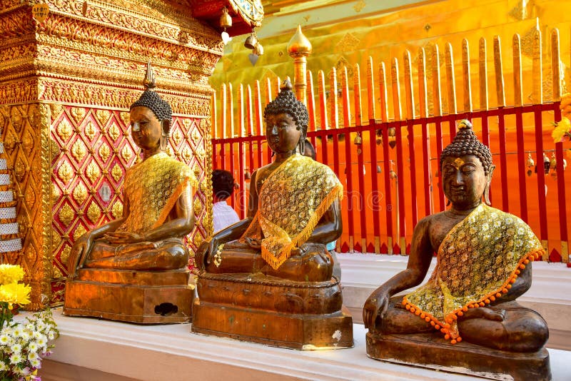 Rad av sakrala Buddhastatyer på Wat Phra That Doi Suthep arkivfoton Rad av sakrala Buddhastatyer på Wat Phra That Doi Suthep arkivfoton