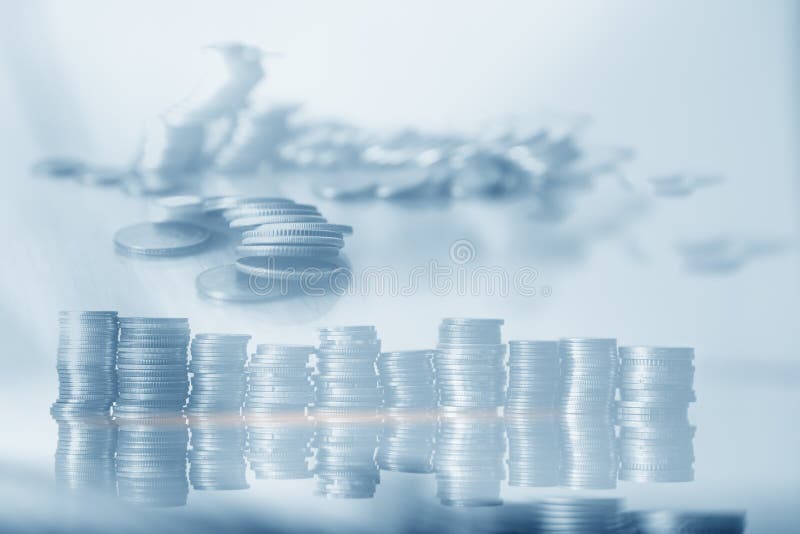 Rad med mynt i blå bakgrund för finansierings- och sparkonceptet,Investering, ekonomi