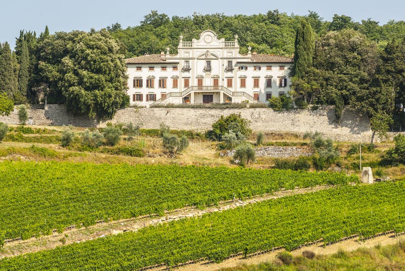 Radda σε Chianti - αρχαίοι παλάτι και αμπελώνες στοκ εικόνα με δικαίωμα ελεύθερης χρήσης