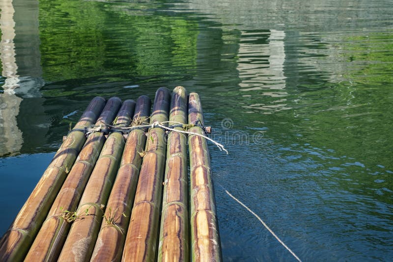 Radeau En Bambou De Flottement Photo stock Image du Radeau En Bambou De Flottement Photo stock Image du