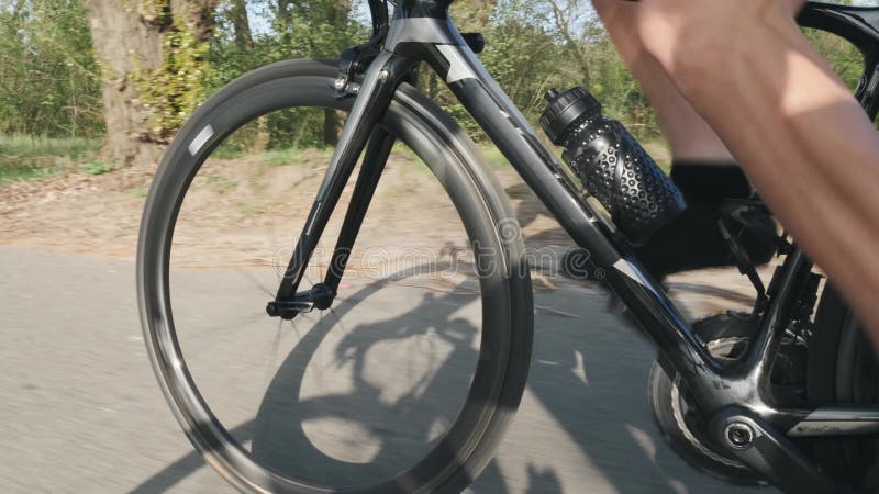 Radelndes Fahrrad der starken Radfahrerbeine mit den schnell spinnenden R?dern Beinmuskeln schlie?en oben Radfahrentrainingskonze