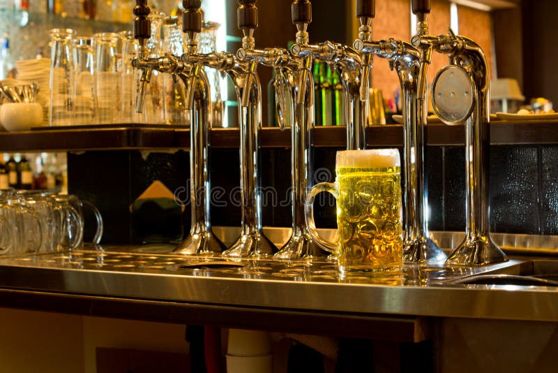 Raden av öl knackar lätt på i en bar med en sejdel av öl