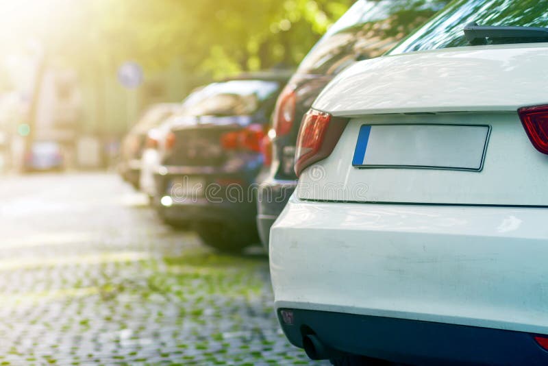 Rader av bilar som parkeras på vägrenen i bostads- område royaltyfria foton Rader av bilar som parkeras på vägrenen i bostads- område royaltyfria foton