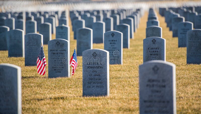 Rader av gravstenar på Abraham Lincoln National Cemetary fotografering för bildbyråer Rader av gravstenar på Abraham Lincoln National Cemetary fotografering för bildbyråer