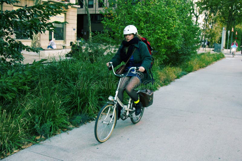 Radfahrer auf den Straßen der französischen Stadt lizenzfreie stockbilder Radfahrer auf den Straßen der französischen Stadt lizenzfreie stockbilder