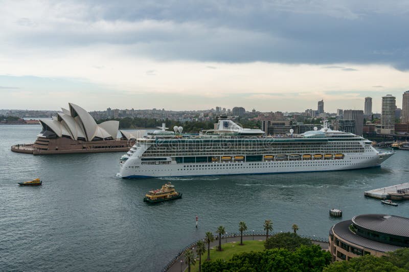 cruise boats leaving sydney