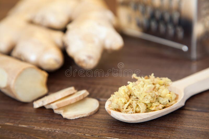 Radice fresca, affettata e grattata dello zenzero fotografie stock libere da diritti Radice fresca, affettata e grattata dello zenzero fotografie stock libere da diritti
