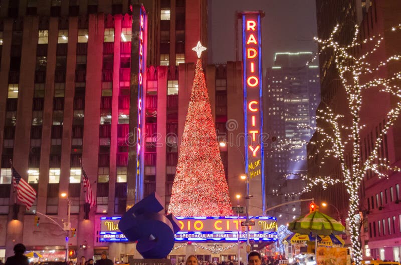 Radio City Music Hall là một trong những địa điểm nổi tiếng được giới thiệu như một trong những trung tâm của Giáng Sinh ở New York. Hãy xem hình ảnh để thấy rõ sự lộng lẫy và rực rỡ của chương trình biểu diễn tại đây, khi các diễn viên múa và ca hát trong các bộ trang phục đầy màu sắc.