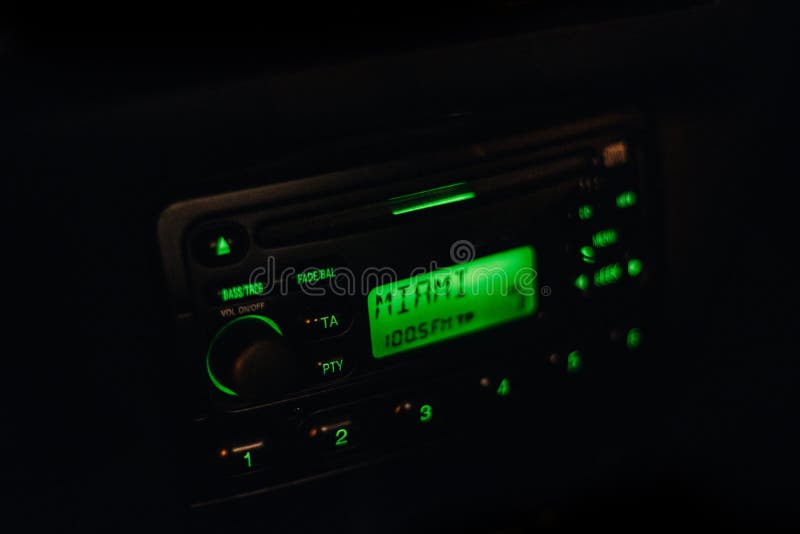 Radio de coche clásica del vintage con el contraluz verde fresco foto de archivo