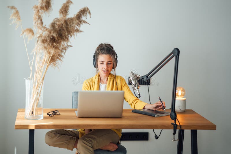 Radio kobiece nagrywające podcast w studiu domowym zdjęcie stock