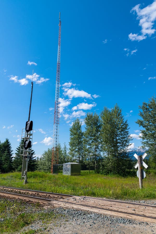 Receptor la Torre próximo sobre el vias ferreas pistas en británico,.