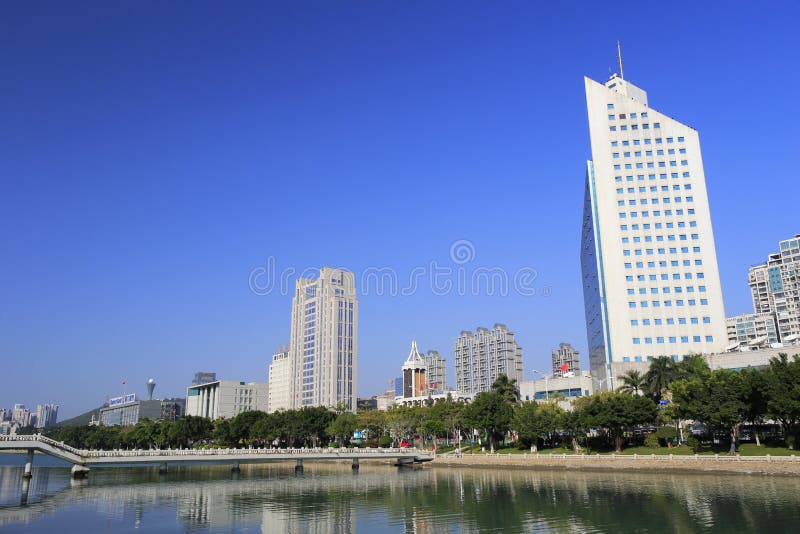 Radio y televisión de la ciudad de Xiamen que construyen cerca del puente fotografía de archivo libre de regalías Radio y televisión de la ciudad de Xiamen que construyen cerca del puente fotografía de archivo libre de regalías