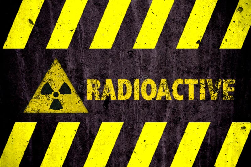 Radioaktiva band för svart för fara för guling för ord för symbol för fara för joniseringsutstrålning eller kärnenergimålade på b royaltyfri bild Radioaktiva band för svart för fara för guling för ord för symbol för fara för joniseringsutstrålning eller kärnenergimålade på b royaltyfri bild