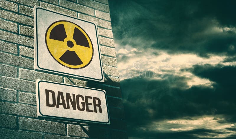 Radioattività e segnale stradale chimico di rischio con le nuvole tossiche