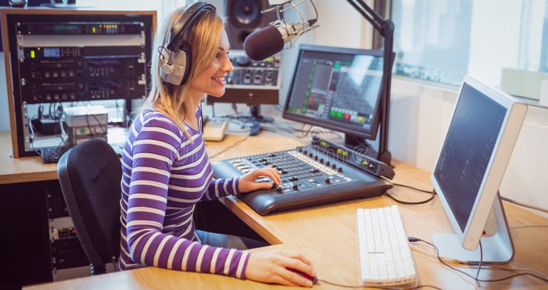 Radiodiffusione radiofonica femminile ospite tramite il microfono fotografie stock libere da diritti Radiodiffusione radiofonica femminile ospite tramite il microfono fotografie stock libere da diritti
