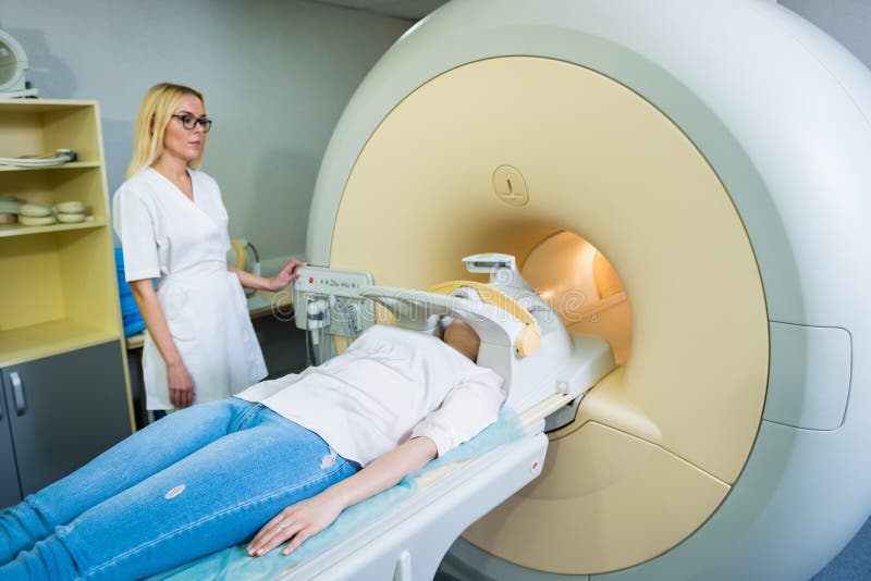Radiologe bereitet die junge Frau für eine mri Gehirnprüfung vor stockbilder
