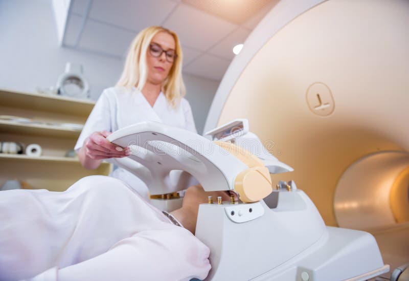 Radiologe bereitet die junge Frau für eine mri Gehirnprüfung vor lizenzfreie stockfotos