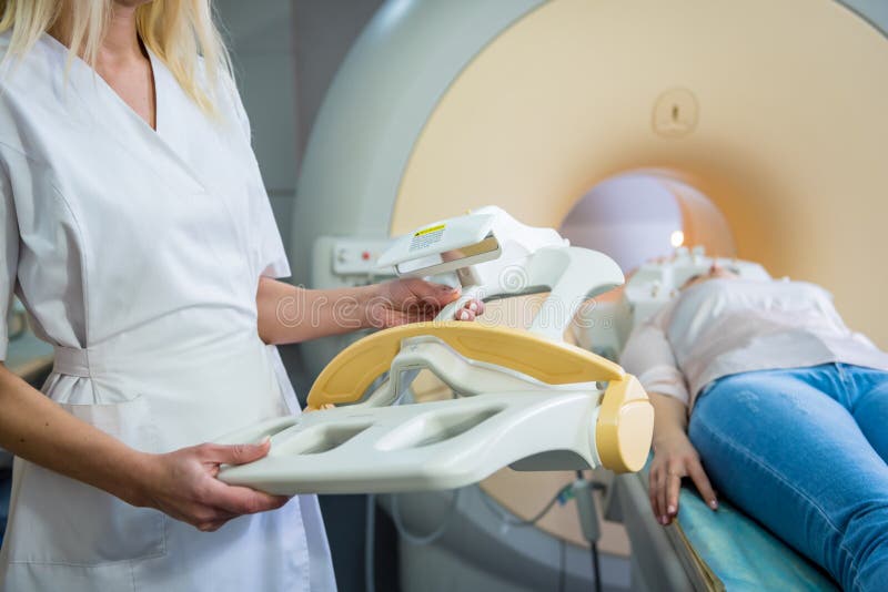 Radiologe bereitet die junge Frau für eine mri Gehirnprüfung vor lizenzfreie stockbilder