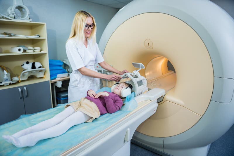 Radiologe erstellt, das kleine Mädchen für eine mri Gehirnprüfung vor stockbilder