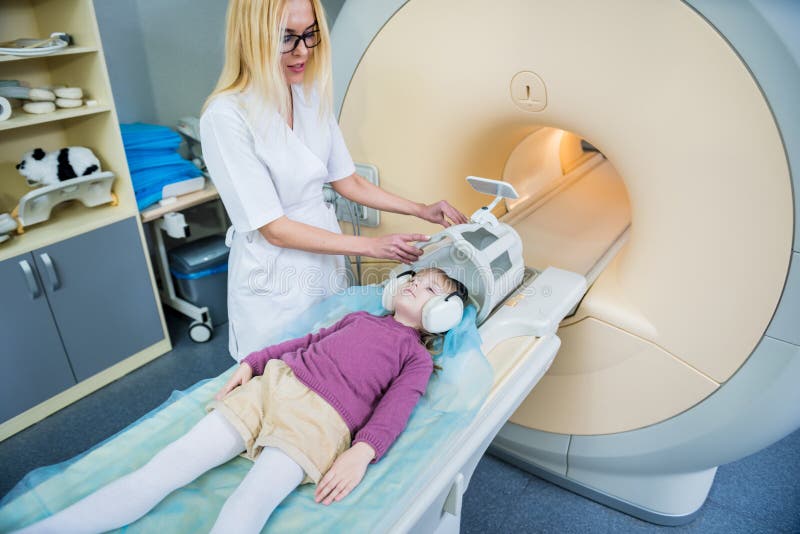 Radiologe erstellt, das kleine Mädchen für eine mri Gehirnprüfung vor stockfoto