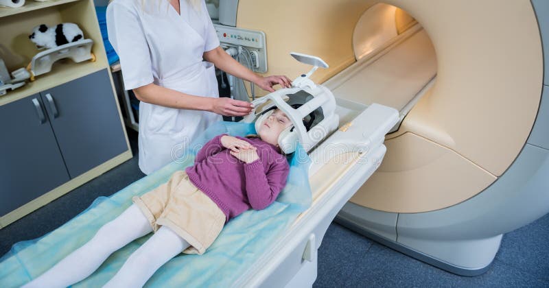 Radiologe erstellt, das kleine Mädchen für eine mri Gehirnprüfung vor stockbild