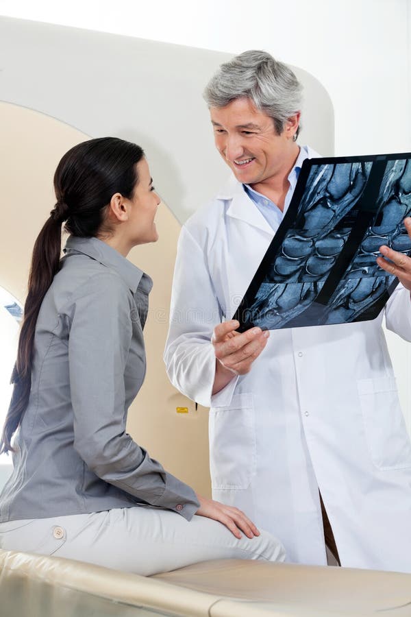 Radiologe-Looking At Female-Patient stockbilder