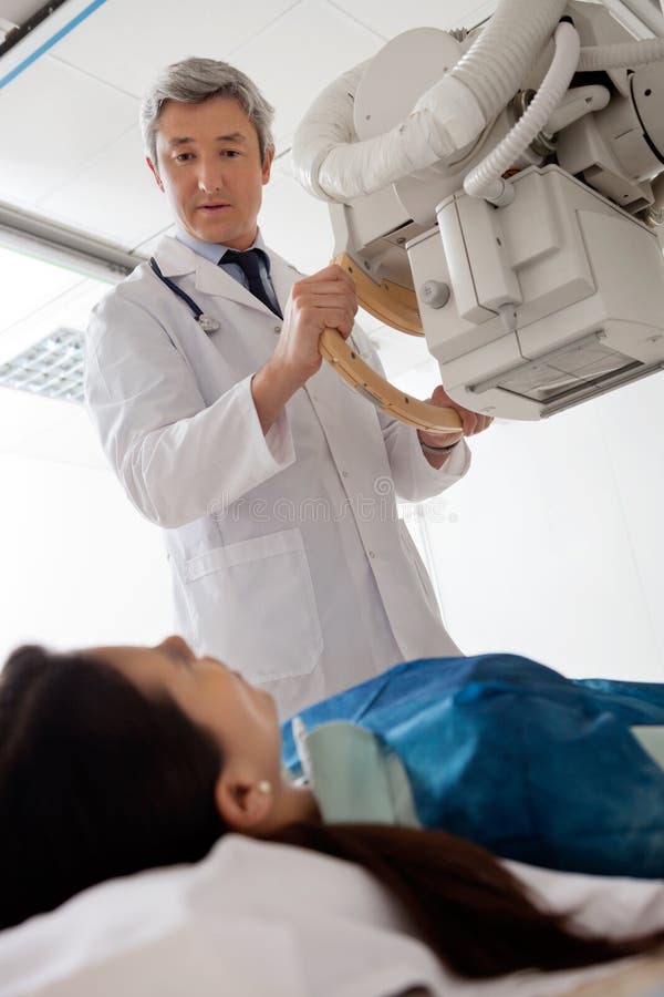 Radiologe-Looking At Female-Patient stockfoto
