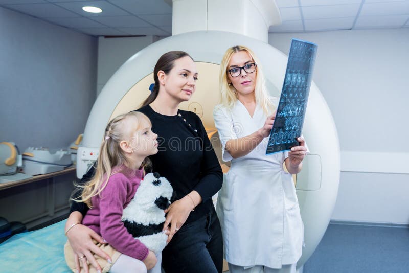 Radiologe mit, der den Patienten untersuchen einen mri Scan ist lizenzfreie stockfotografie