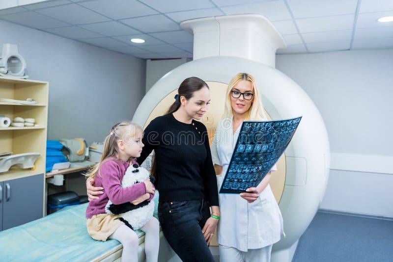 Radiologe mit, der den Patienten untersuchen einen mri Scan ist lizenzfreie stockfotos