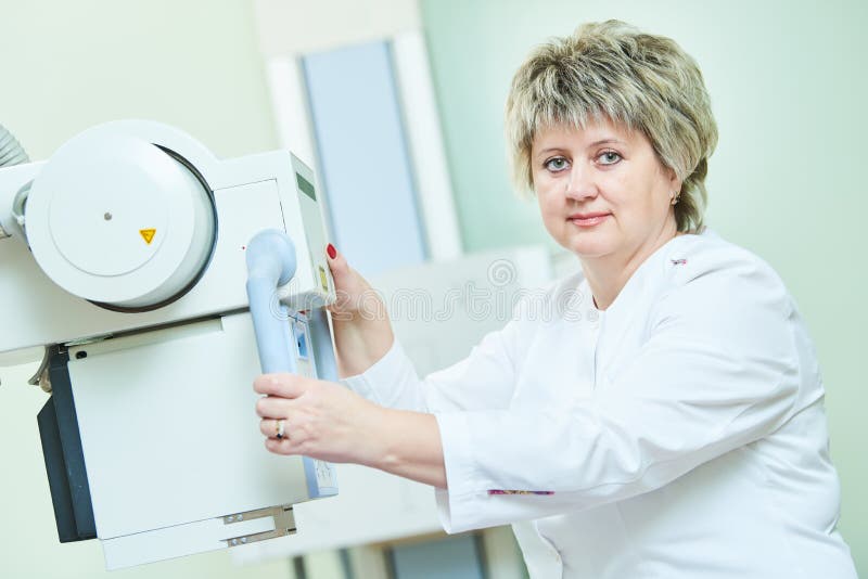 Radiologie und Gesundheit. weibliche Porträt des Radiologen stockfotos