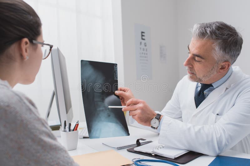 Radioloog die een x-ray beeld controleren royalty-vrije stock afbeelding Radioloog die een x-ray beeld controleren royalty-vrije stock afbeelding