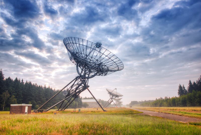 Radiotélescopes dans Westerbork, Pays-Bas photographie stock Radiotélescopes dans Westerbork, Pays-Bas photographie stock