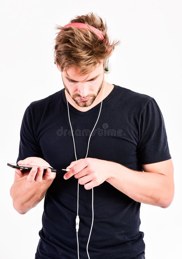 Radiov?g Popmusik Begrepp för spelare Mp3 Tyck om solid hörlurar Musikgrej Musikaliska åtföljande grejer Mannen lyssnar royaltyfri bild Radiov?g Popmusik Begrepp för spelare Mp3 Tyck om solid hörlurar Musikgrej Musikaliska åtföljande grejer Mannen lyssnar royaltyfri bild