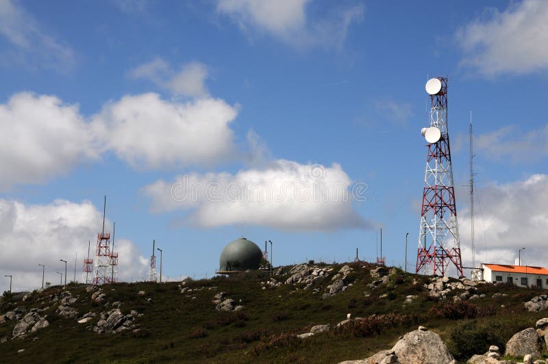 Radiowego luzowania antena na Foia wzgórzu